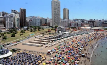 Miles de turistas disfrutaron del buen clima en las playas argentinas