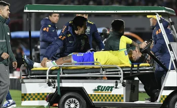 Neymar se retira en camilla