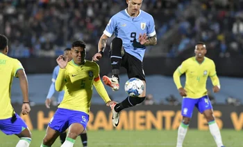 Darwin Núñez de Uruguay enfrentando a Brasil por Eliminatorias