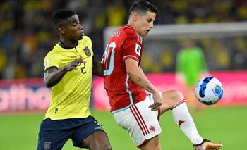 James Rodríguez maneja la pelota ante el ecuatoriano Félix Torres