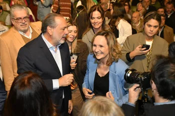 El senador y precandidato Jorge Gandini junto a la eventual precandidata blanca Laura Raffo