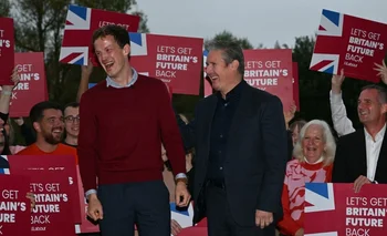 El electo miembro del Parlamento Alistair Strathern (izquierda) celebra junto al líder laborista Keir Starmer el triunfo en el distrito de Mid-Bedfordshire.
