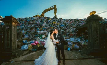 Iris Hsueh y su futuro esposo frente a la montaña de residuos en el basurero de Puli, en el centro de la isla de Taiwán.