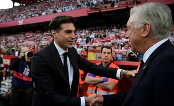 Diego Alonso saludó a Carlo Ancelotti antes del partido Sevilla ante Real Madrid