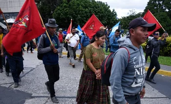 Manifestantes exigen la renuncia de Consuelo Porras, la fiscal que allanó la sede de Semilla, el partido del presidente electo 