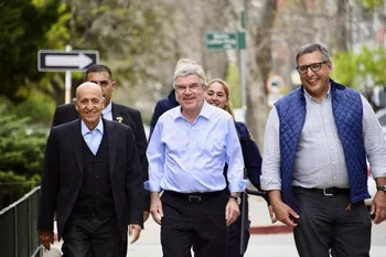 Julio César Maglione, Thomas Bach y Líber García llegan caminando a Biguá junto a toda la comitiva