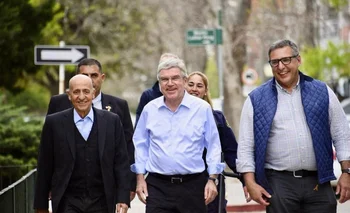 Julio César Maglione, Thomas Bach y Líber García llegan caminando a Biguá junto a toda la comitiva