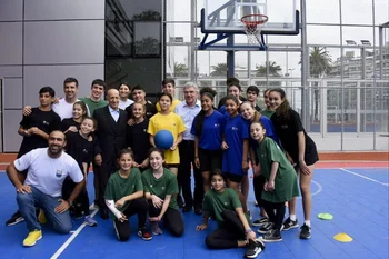 Bach junto a los deportistas y los integrantes de la comisión de atletas del COU, Pablo Aprahamian, Rodolfo Collazo e Inés Remersaro