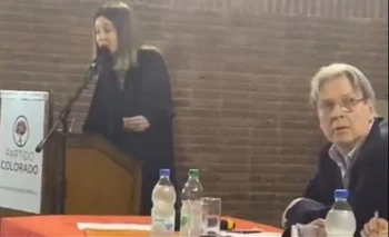 Alfonsina Domínguez y el diputado Ope Pasquet durante el discurso de la referente de la juventud del Partido Colorado