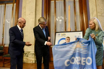 Sello por los 100 años del Comité Olímpico Uruguayo (COU)