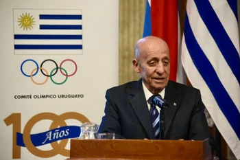 Sello por los 100 años del Comité Olímpico Uruguayo (COU)