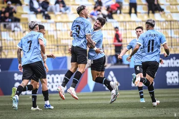 Emiliano Rodríguez festeja su gol para la selección uruguaya ante República Dominicana