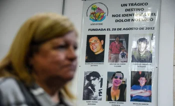 María Luisa Martínez con rostros de las primeras víctimas cuyos casos trató la asociación