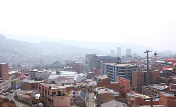 El humo de los graves incendios forestales en Bolivia genera contaminación del aire en varias regiones del país.