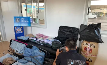 Incautación de mercadería sin declarar a un auto que quería ingresar a Uruguay realizada por la aduana argentina