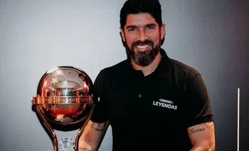 Sebastián Abreu con la Copa Sudamericana