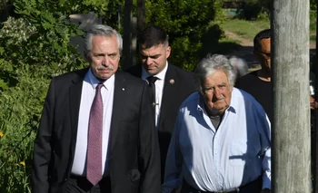 Alberto Fernández con José Mujica en la chacra