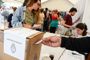 Según la ley las fuerzas políticas también pueden custodiar las urnas