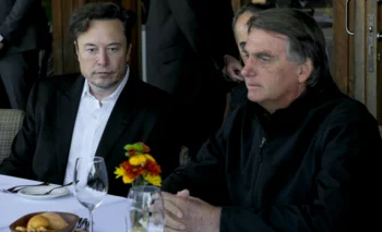 Elon Musk con Jair Bolsonaro. A un año de la compra de la red social X, el magnate le dio una orientación hacia la derecha