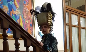 Igor Meneghello, en la sede de Daecpu, con un traje de los que diseñó para el carnaval de Venecia