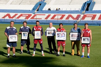 Martín Lasarte, Marcelo Tulbovitz, Esteban Conde, José Luis Rodríguez, Martín Ligüera, Pablo Durán y Santiago Romero premiados en Fútbolx100 en el Uruguayo Especial 2016
