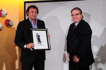 Marcelo Tulbovitz recibe el premio de Fútbolx100 de manos de Ricardo Peirano