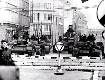 Tanques soviéticos T-55 frente al muro de Berlín en octubre de 1961