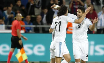 Cavani y Suárez, coterráneos, de 33 años, entre ambos suman 873 goles, 109 con la absoluta de Uruguay