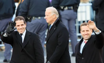 Joe Biden junto a sus hijos Hunter (izquierda) y Beau (derecha) en 2009. (Archivo)