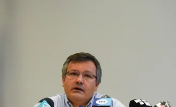 Santiago González saludó a su sucesor, Matías Terra