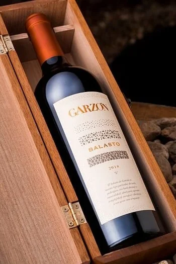 Bodega Garzón aplica una filosofía que gira en torno a la elaboración de vinos que se convierten en la fiel expresión de su origen.