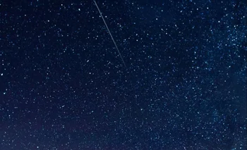 En esta exposición de 30 segundos, un meteorito cruza el cielo durante la lluvia de meteoros Perseidas anual el jueves 13 de agosto de 2015 en Spruce Knob, Virginia Occidental.