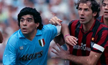 Maradona y Baresi en un Napoli-Milan