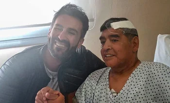 El médico Leopoldo Luque junto a Diego Armando Maradona
