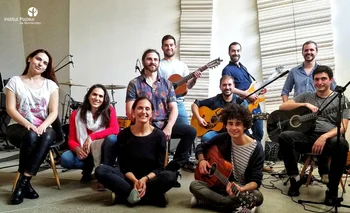 De derecha a izquierda: Josefina, Macarena, Analía, Matías, Jorge (atrás), Bruno (en el piso), Andrés (guitarra), Joaquín Hurtado (atrás), Juan (guitarra), Joaquín Dalla Rizza (atrás).
