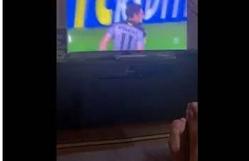 Diego Latorre mirando el partido de Peñarol