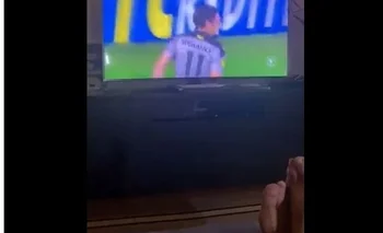 Diego Latorre mirando el partido de Peñarol