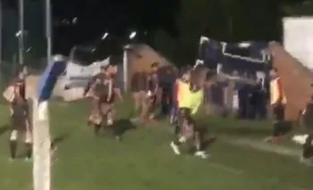Un jugador de Libertad de Canelones revolea una camilla para agredir a los rivales