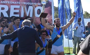 Bruno Cetraro con la copa de campeón
