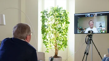 El presidente del COI, Thomas Bach, habló por videoconferencia con la tenista china
