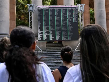  Jóvenes cubanos observan en una pantalla los resultados de la votación del proyecto de resolución para poner fin al embargo de Estados Unidos contra Cuba en la ONU, en las afueras de la Universidad de La Habana en La Habana, el 3 de noviembre de 2022.