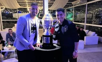 Mario Risso y Luis Suárz con la Copa Uruguaya 2022