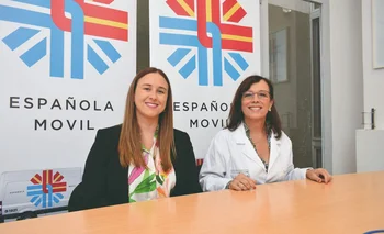 Gerenta general de Española Móvil, Natalie Silva, y Dra Ma Elena Alpuin, especialista en Salud Ocupacional