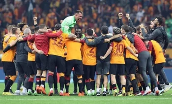 Fernando Muslera fue levantado en andas al término del partido con victoria de Galatasaray