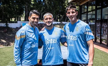 Suárez se reencuentra con viejos compañeros de la celeste, entre ellos, Giorgian De Arrascaeta y Sergio Rochet