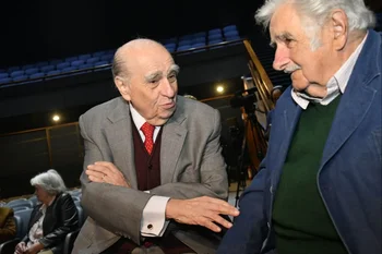 Sanguinetti y Mujica conversan previo a la presentación, mientras son fotografiados y filmados por los medios de comunicación