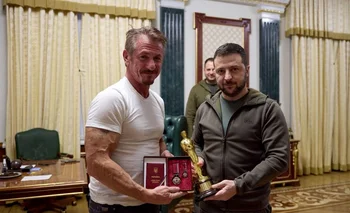 El actor estadounidense Sean Penn entregó su premio Óscar al presidente ucraniano Volodimir Zelenski