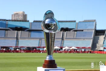 El trofeo de la Copa AUF Uruguay