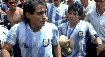 Pedro Pasculli y Diego Maradona en 1986