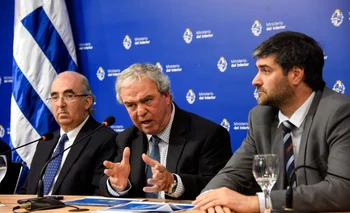 Heber durante una conferencia de prensa, acompañado del subsecretario Guillermo Maciel (izquierda) y el director general Nicolás Martinelli (derecha). Foto de archivo